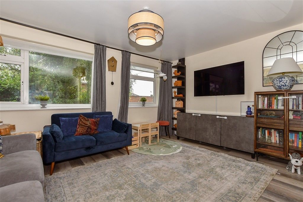 Property photo 2 of 11 Lounge