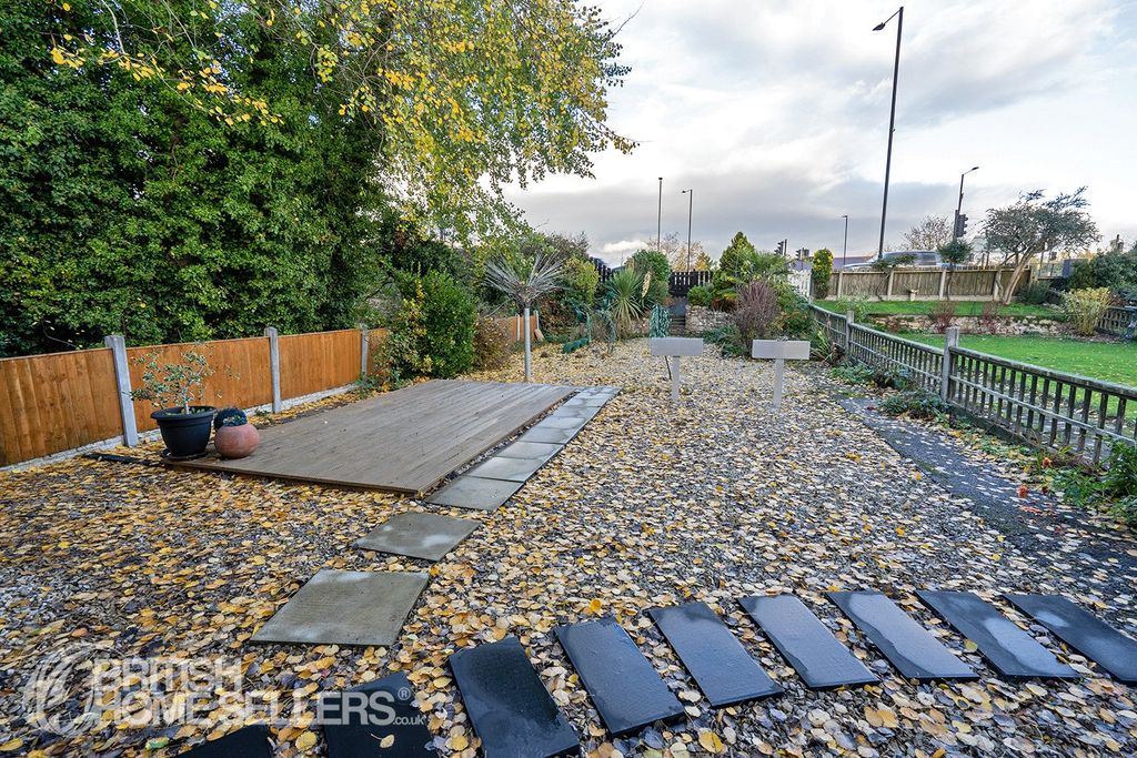 Property photo 2 of 28 Picture No. 27