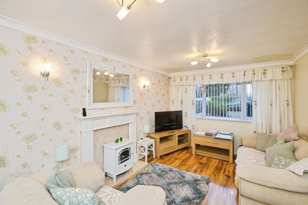 Property photo 3 of 20 Lounge