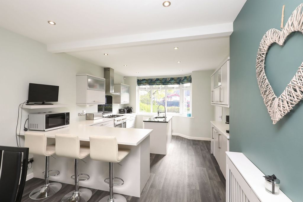 Property photo 2 of 28