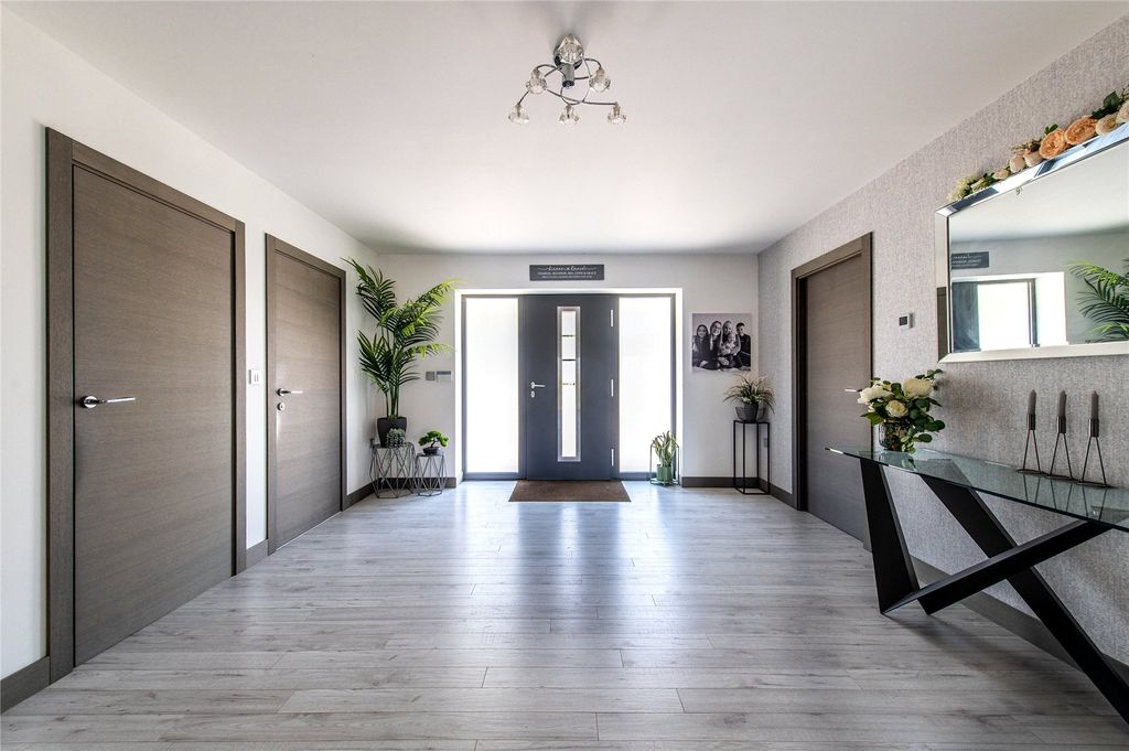 Property photo 3 of 37 Entrance Hall