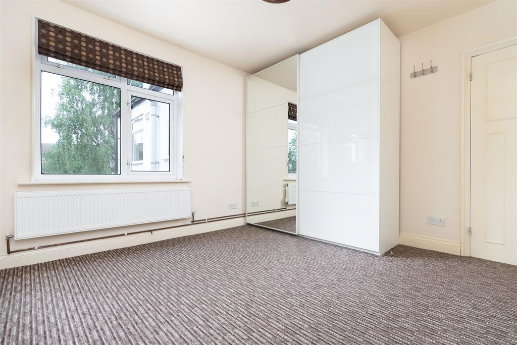 Property photo 3 of 11 Drayton Gardens-3.Jpg