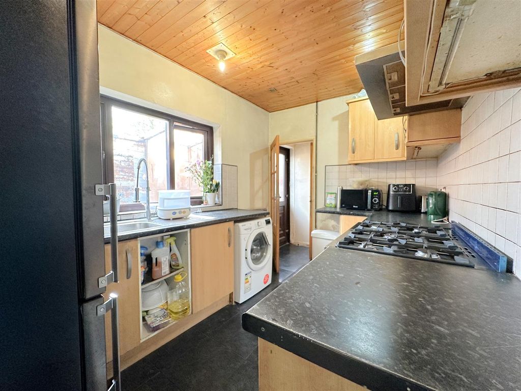 Property photo 3 of 16 Kitchen