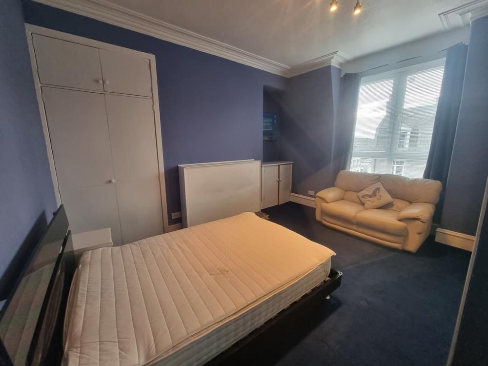 Property photo 2 of 6 Lounge − Bedroom