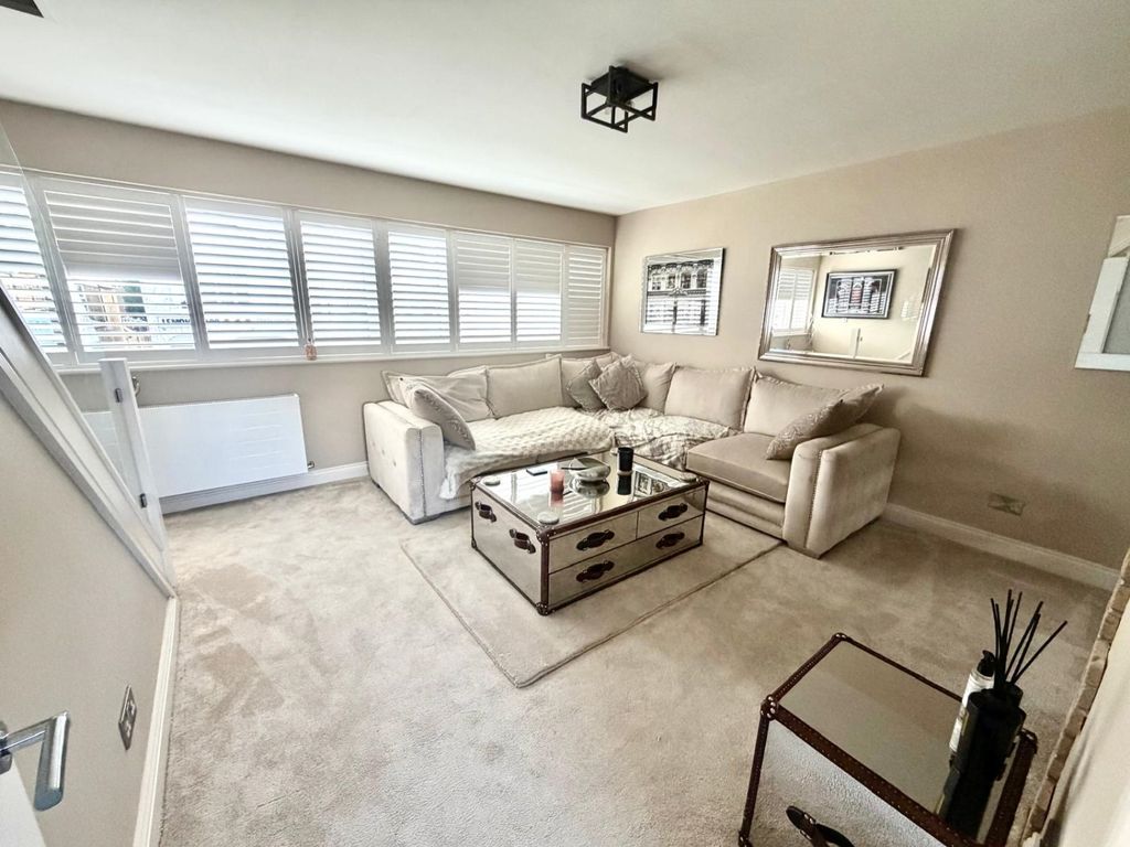 Property photo 2 of 6 Lounge