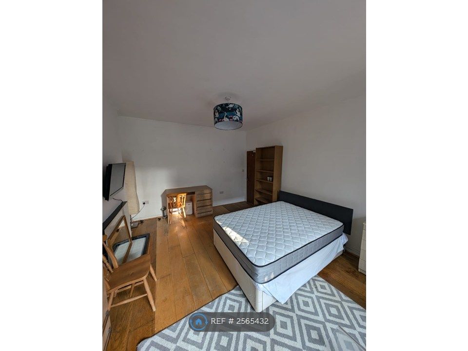 Property photo 1 of 10 Double Bedroom