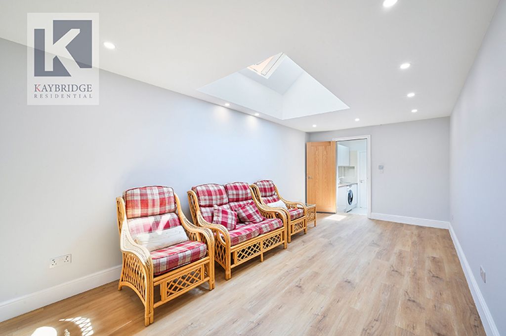Property photo 2 of 7 Anmer Close, Tadworth
