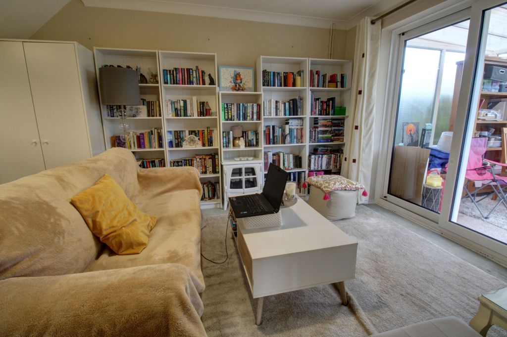 Property photo 3 of 9 Lounge Area