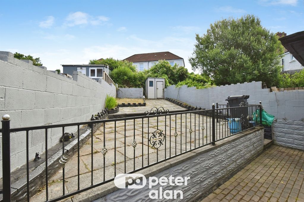 Property photo 2 of 27