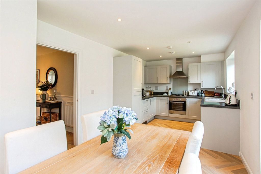Property photo 3 of 19 Kitchen /Dining Area