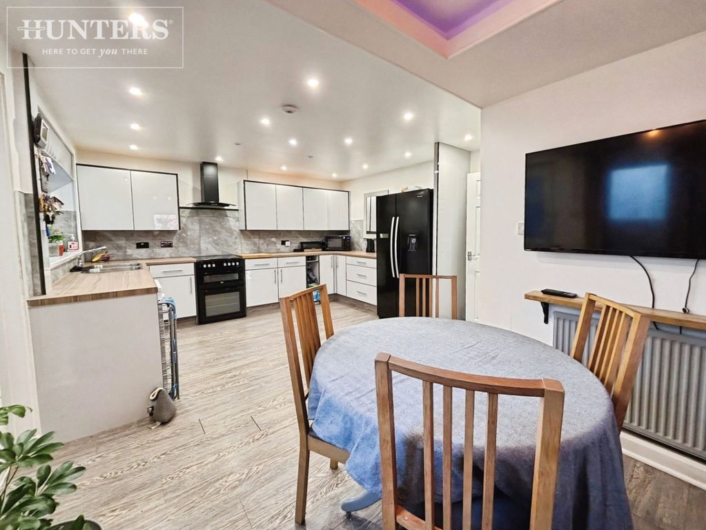 Property photo 3 of 18 Pbox-Kitchen-338400.Jpeg