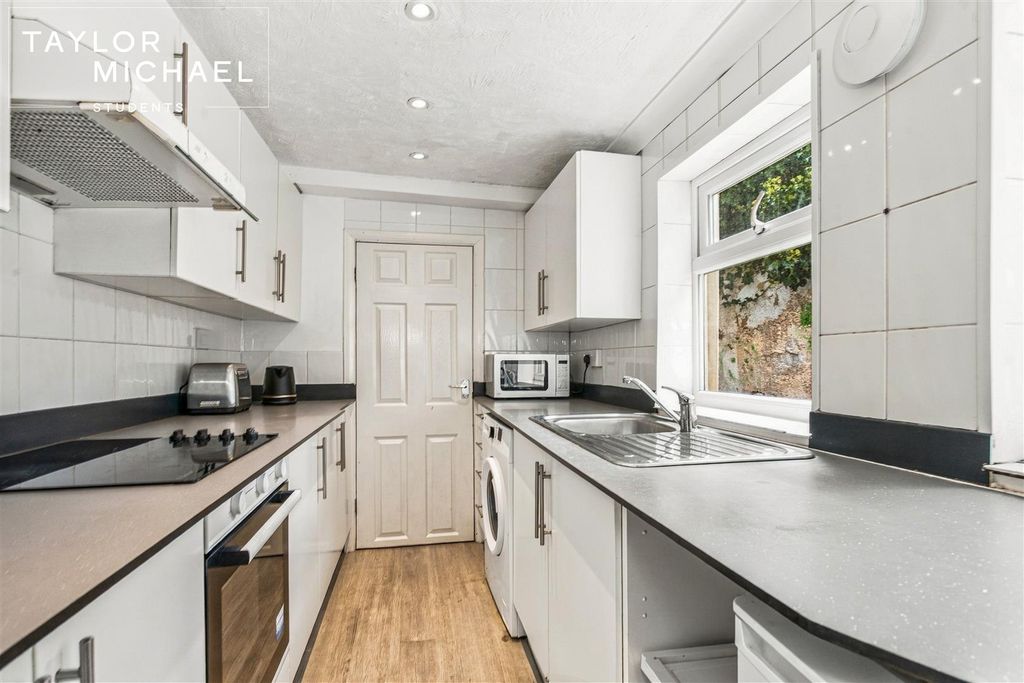 Property photo 1 of 20 Kitchen