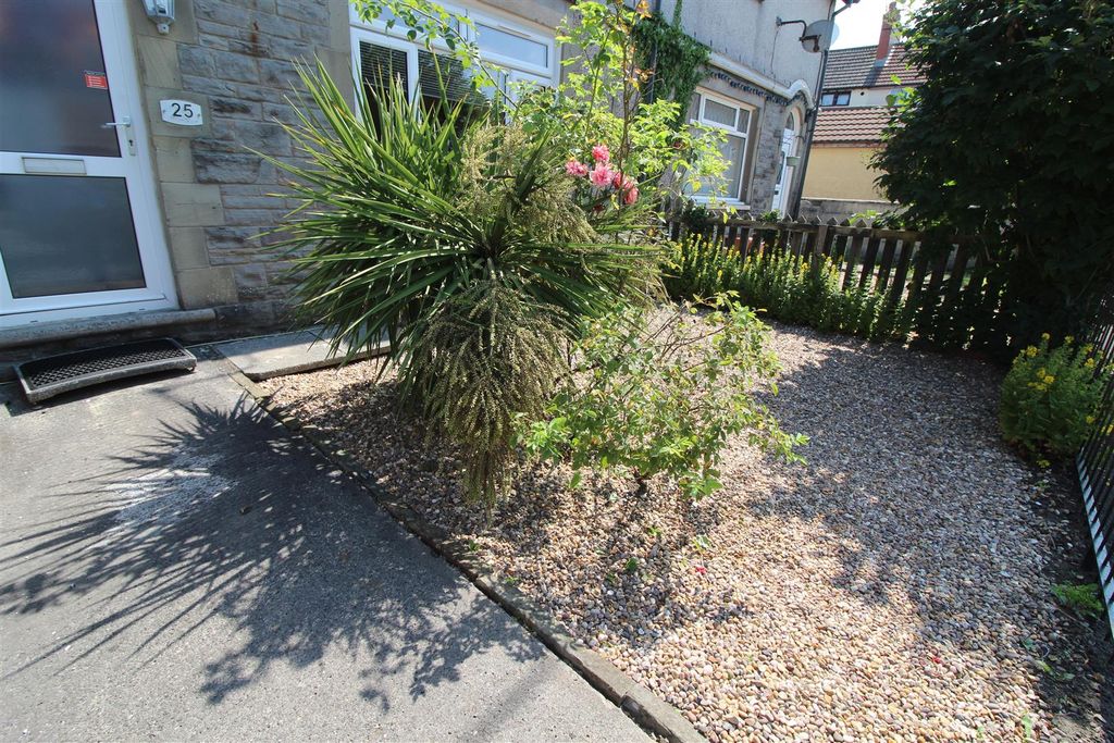 Property photo 3 of 33 Front Garden