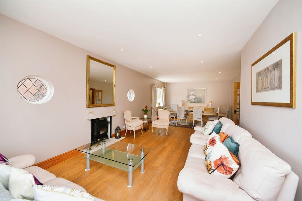 Property photo 2 of 20