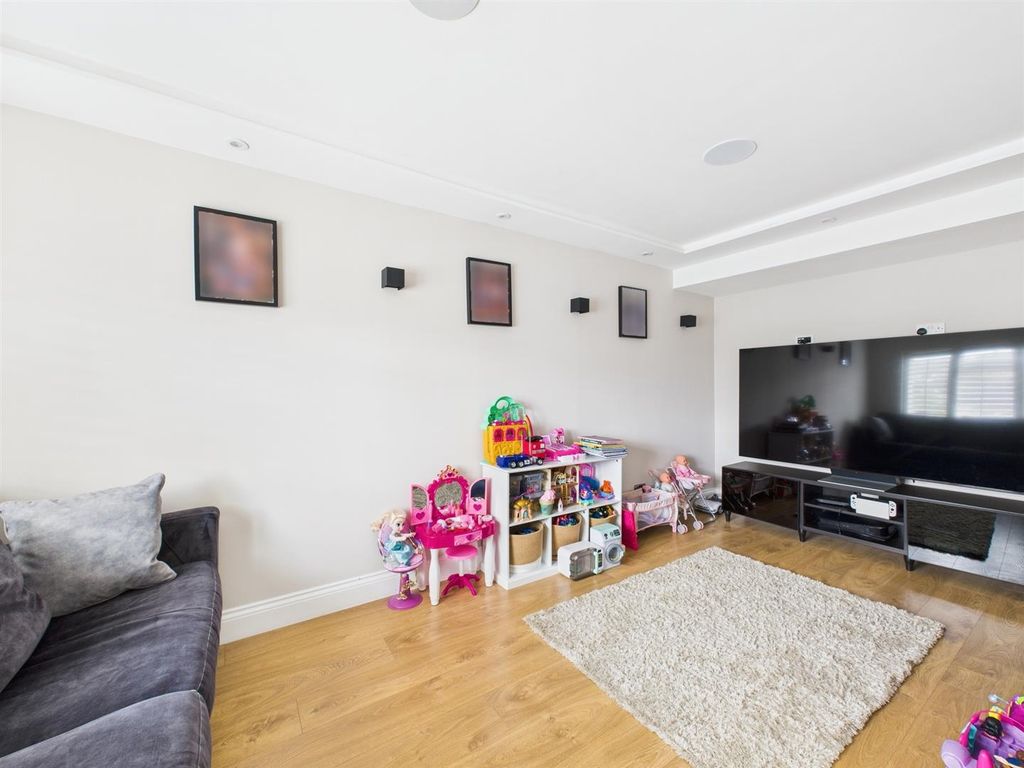 Property photo 3 of 19 Cam02885G0-Pr0351-Still026.Jpg