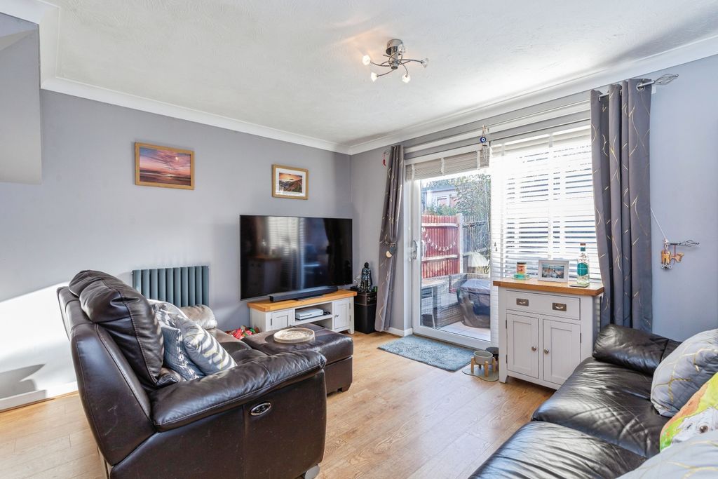 Property photo 3 of 20 Lounge