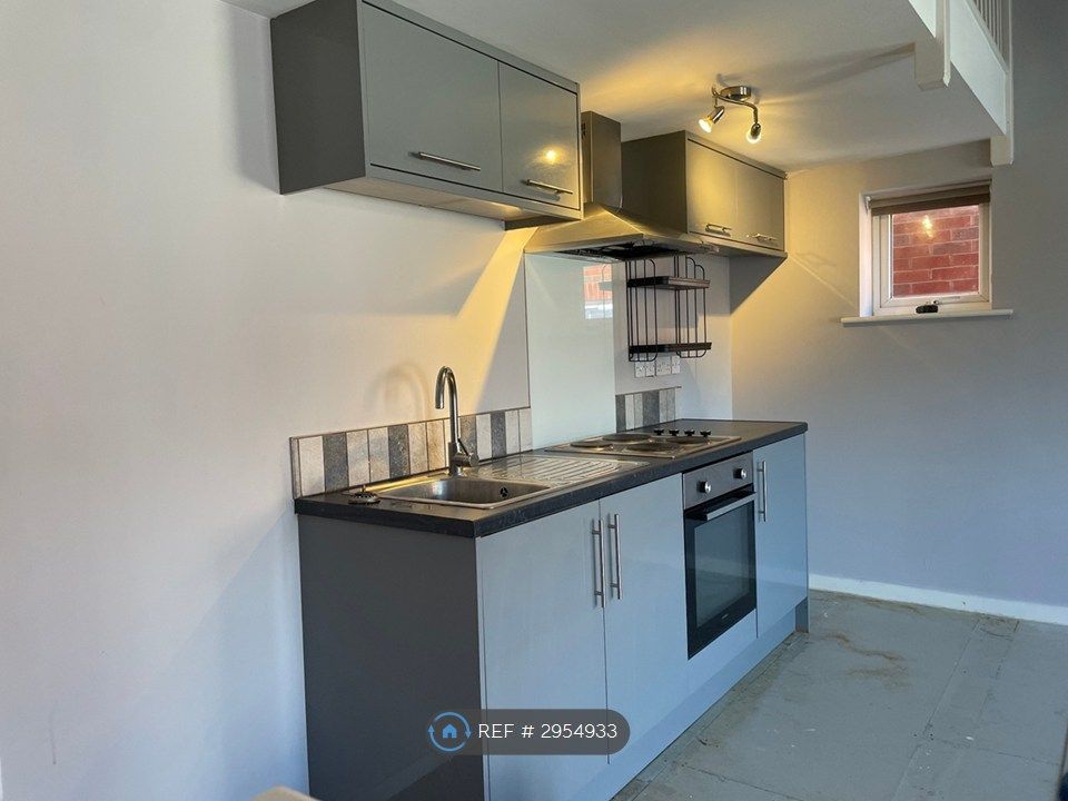 Property photo 2 of 9 Kitchenette