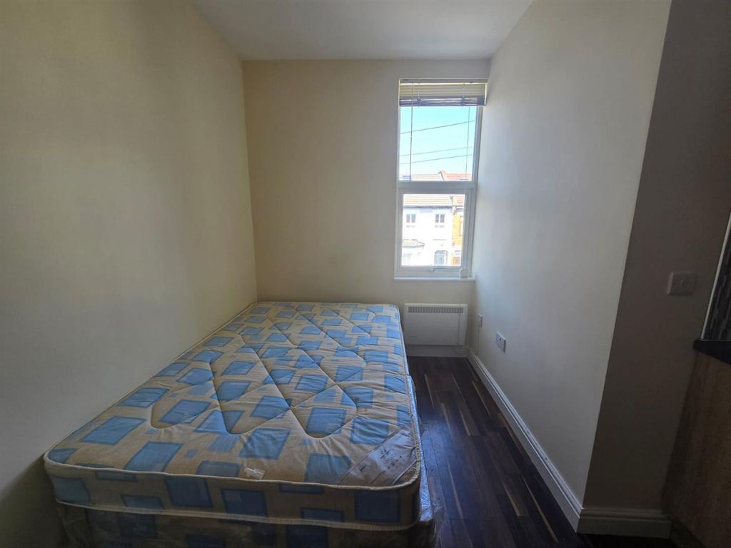 Property photo 2 of 6 S279Calyfealesrqkr9Vrg.Jpg