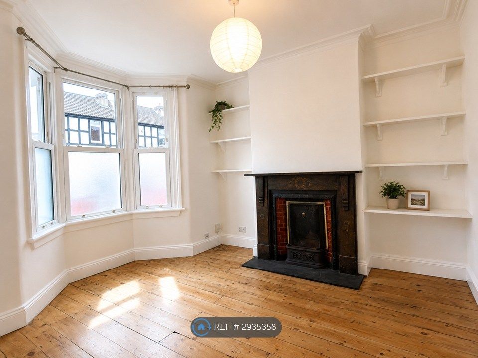 Property photo 3 of 11 Living Room