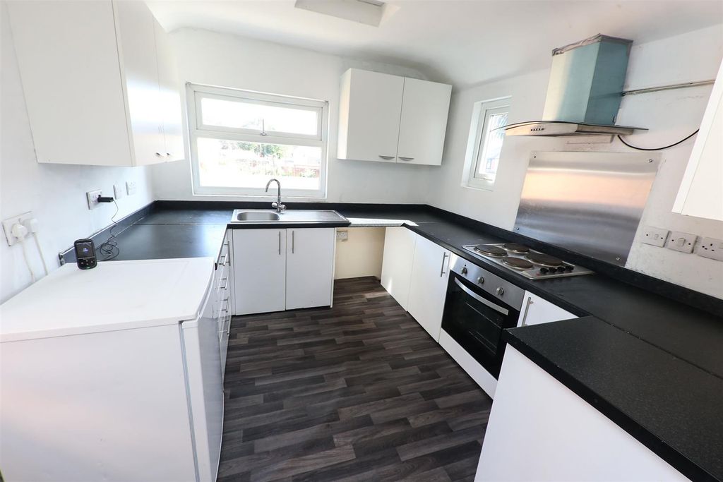 Property photo 3 of 14 Kitchen