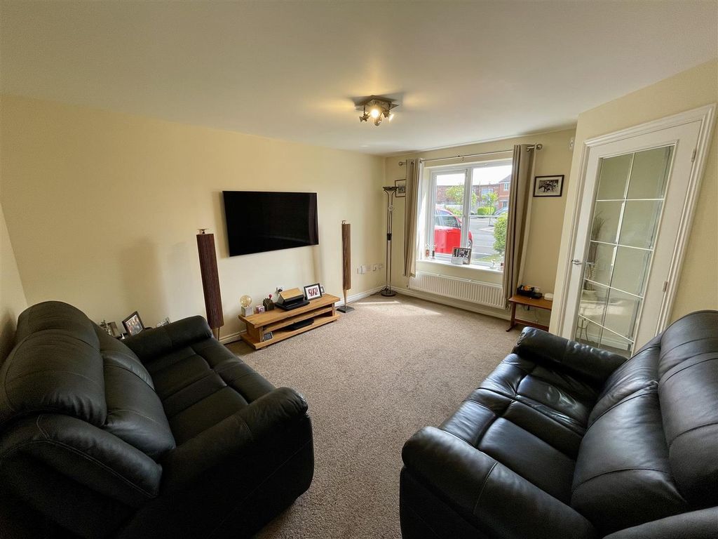 Property photo 2 of 19 Lounge