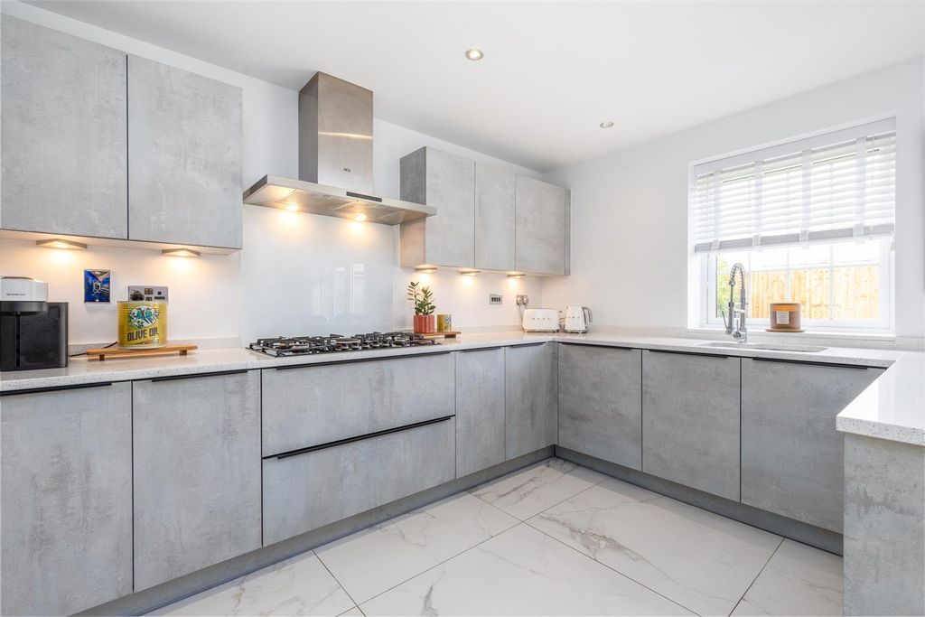 Property photo 3 of 29 8Gainsboroughdrive-9.Jpg