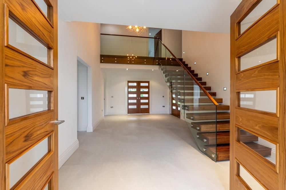 Property photo 2 of 19 Foyer