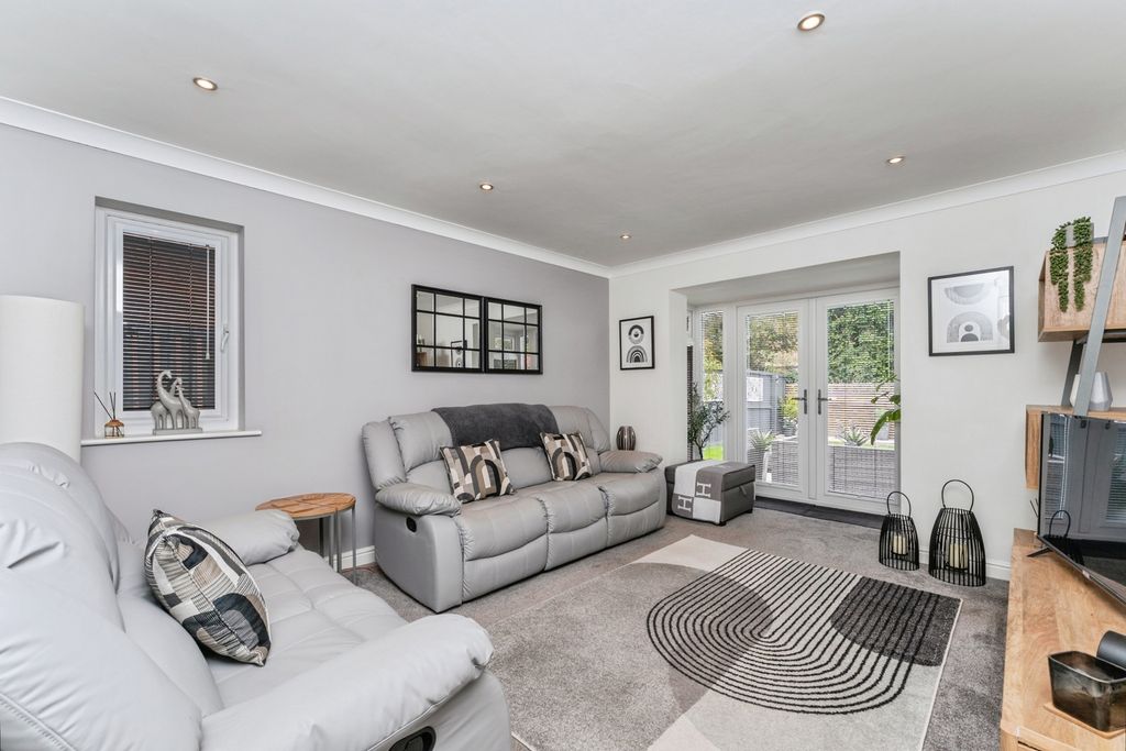 Property photo 2 of 17 Lounge