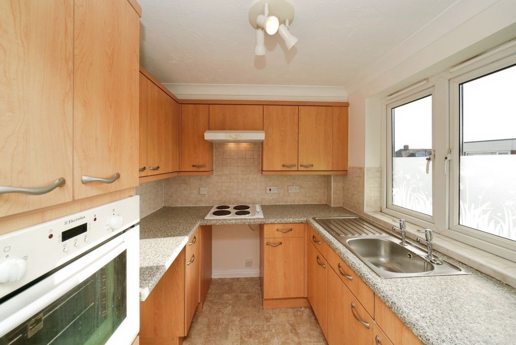 Property photo 3 of 10 Kitchen