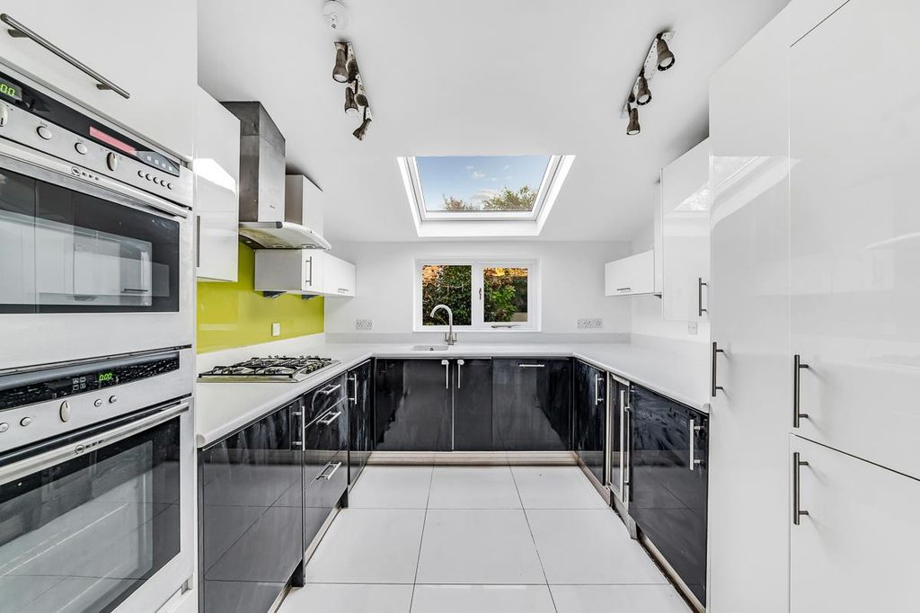 Property photo 3 of 14 44 Berrymead Road-7.Jpg