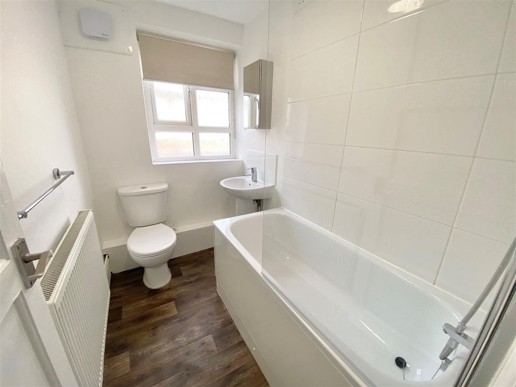 Property photo 1 of 7 Bathroom.Jpg