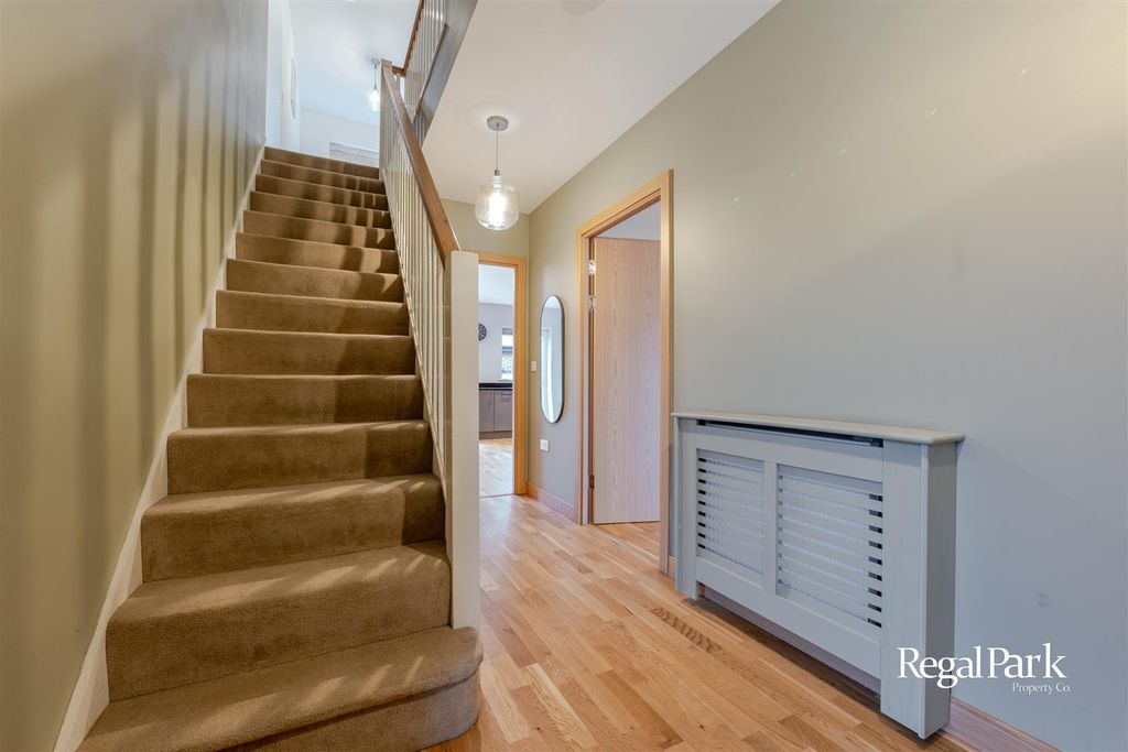 Property photo 3 of 40 Entrance Hall