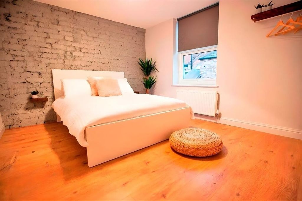 Property photo 1 of 12 Bright Modern Bedroom With Exposed Brick Feature...