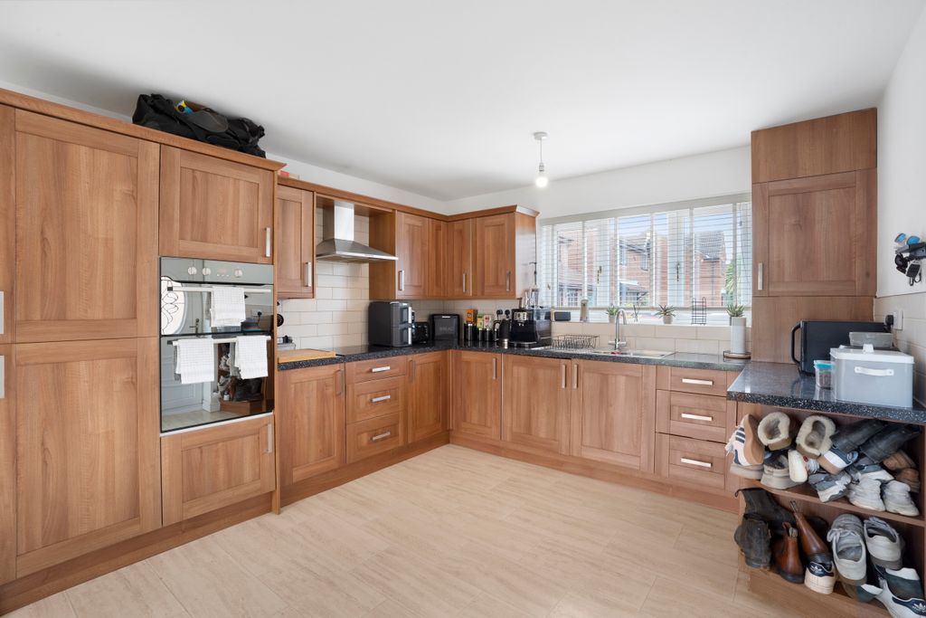 Property photo 3 of 12 Kitchen 3