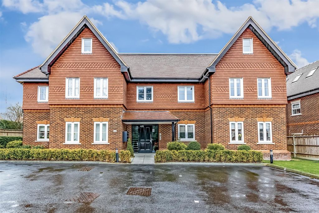 Property photo 1 of 17 Flat-Derby-House-Banstead-118.Jpg