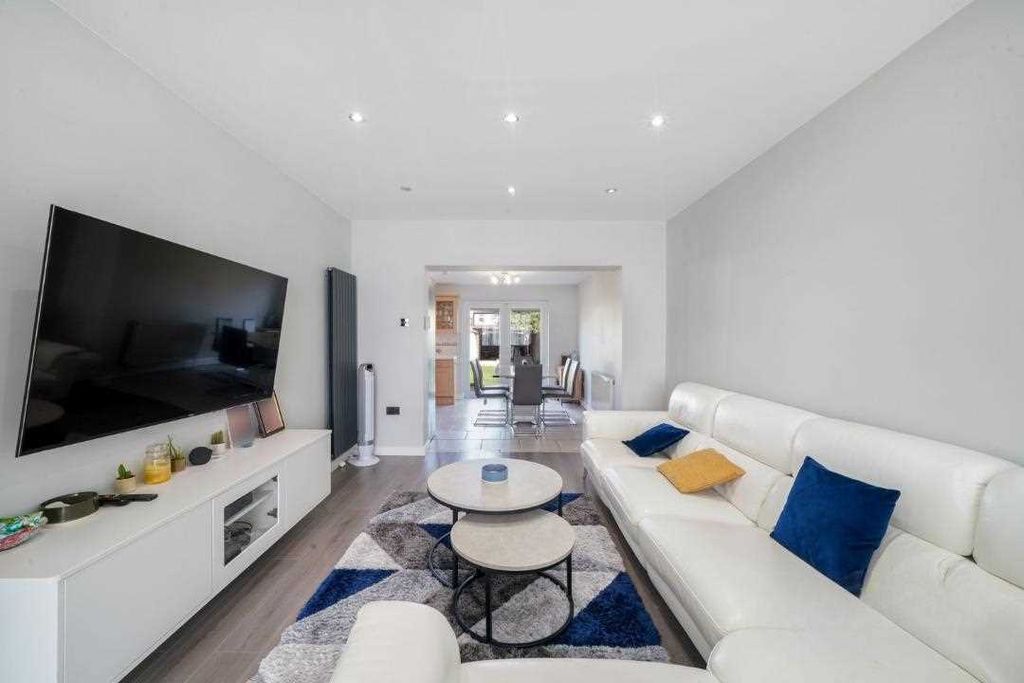 Property photo 3 of 8 Through Lounge