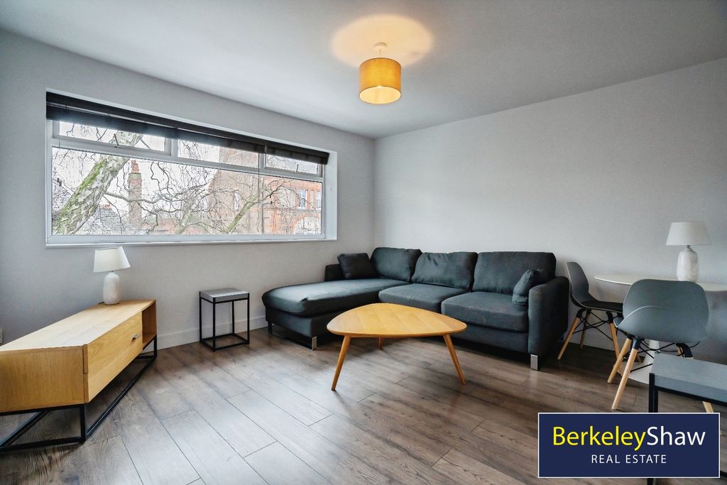 Property photo 2 of 17 Lounge