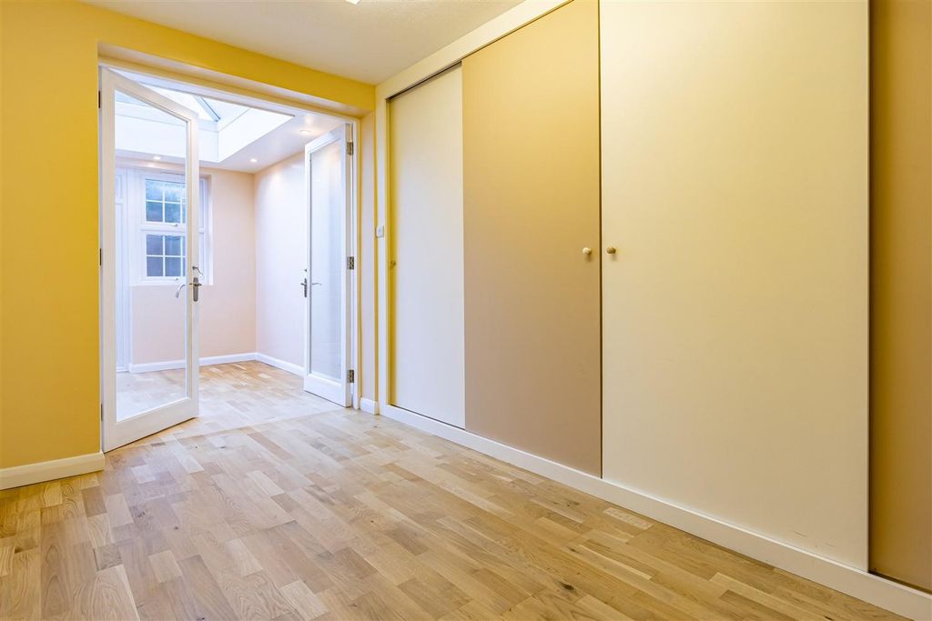 Property photo 3 of 24 16 Albany Ct (4).Jpg