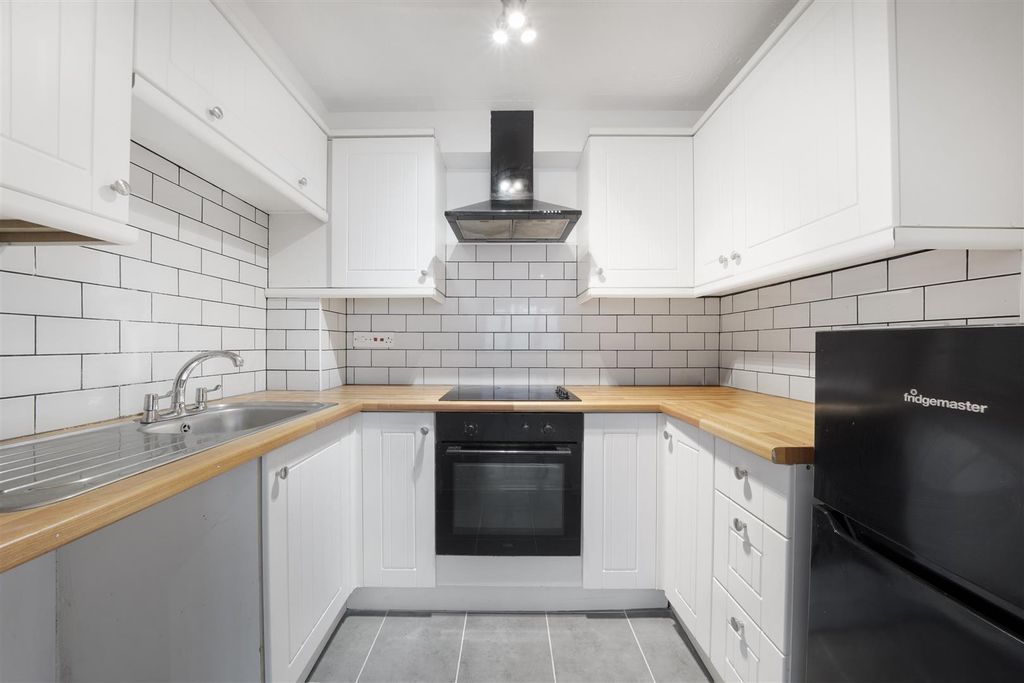 Property photo 3 of 9 Flat 11, Castle Court - Bsfsvlbwgrozpy7Aiuqg.Jpg