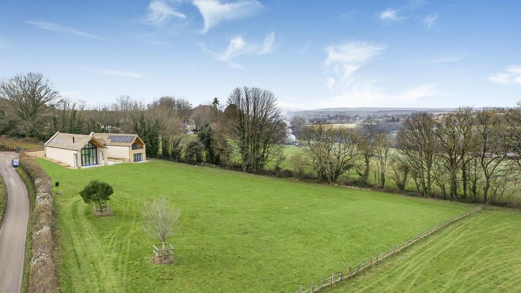 Property photo 2 of 28