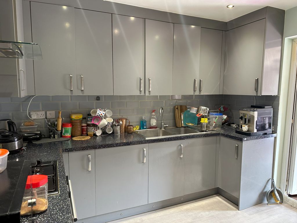 Property photo 2 of 8 Kitchen