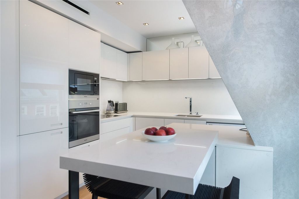 Property photo 3 of 24 Aldwych Chambers