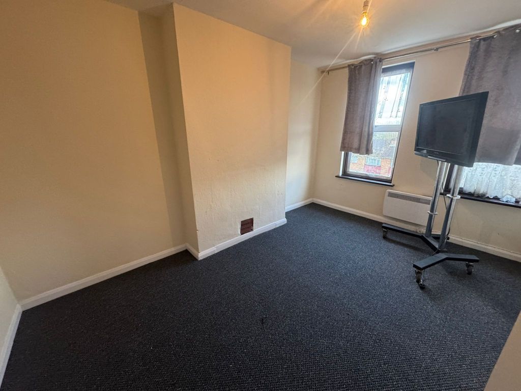 Property photo 1 of 7 4 Bed Flat To Rent