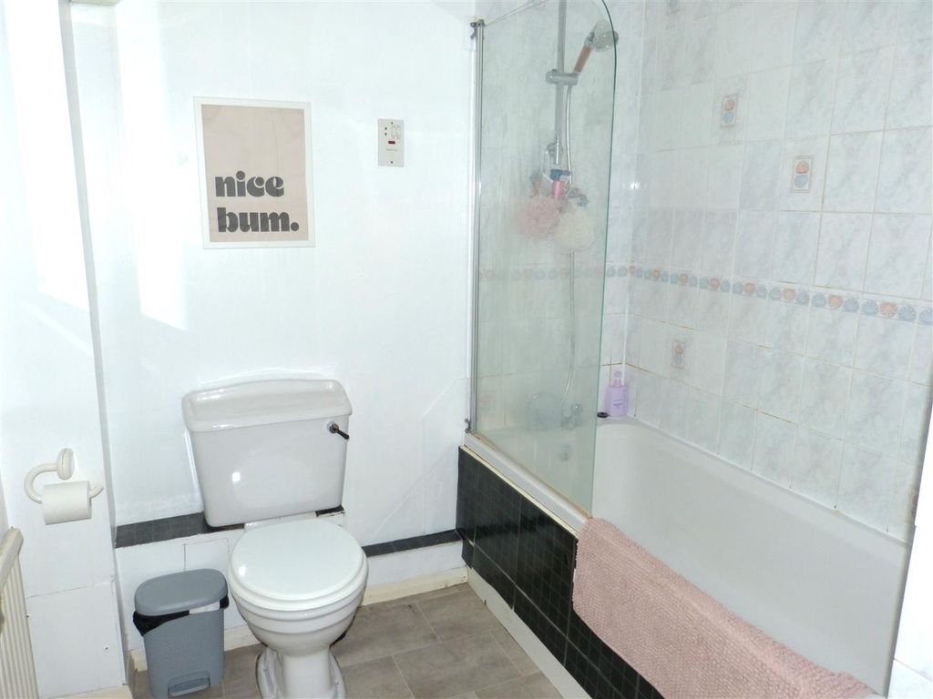 Property photo 1 of 6 Bathroom.Jpg