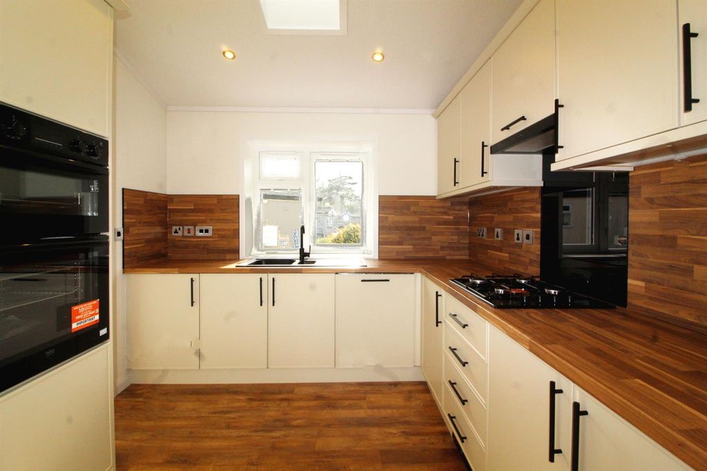 Property photo 3 of 9 Kitchen E.Jpg