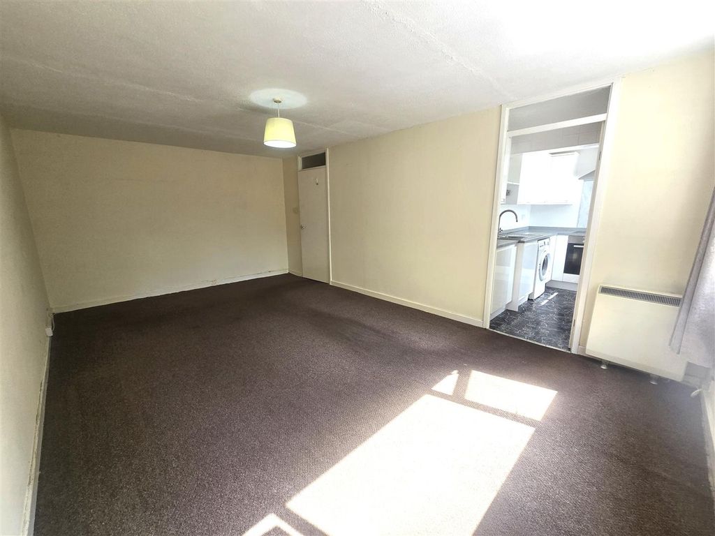 Property photo 3 of 6 1000080645.Jpg