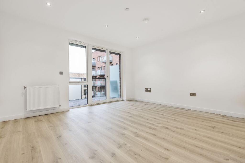 Property photo 2 of 8 814021 (2)