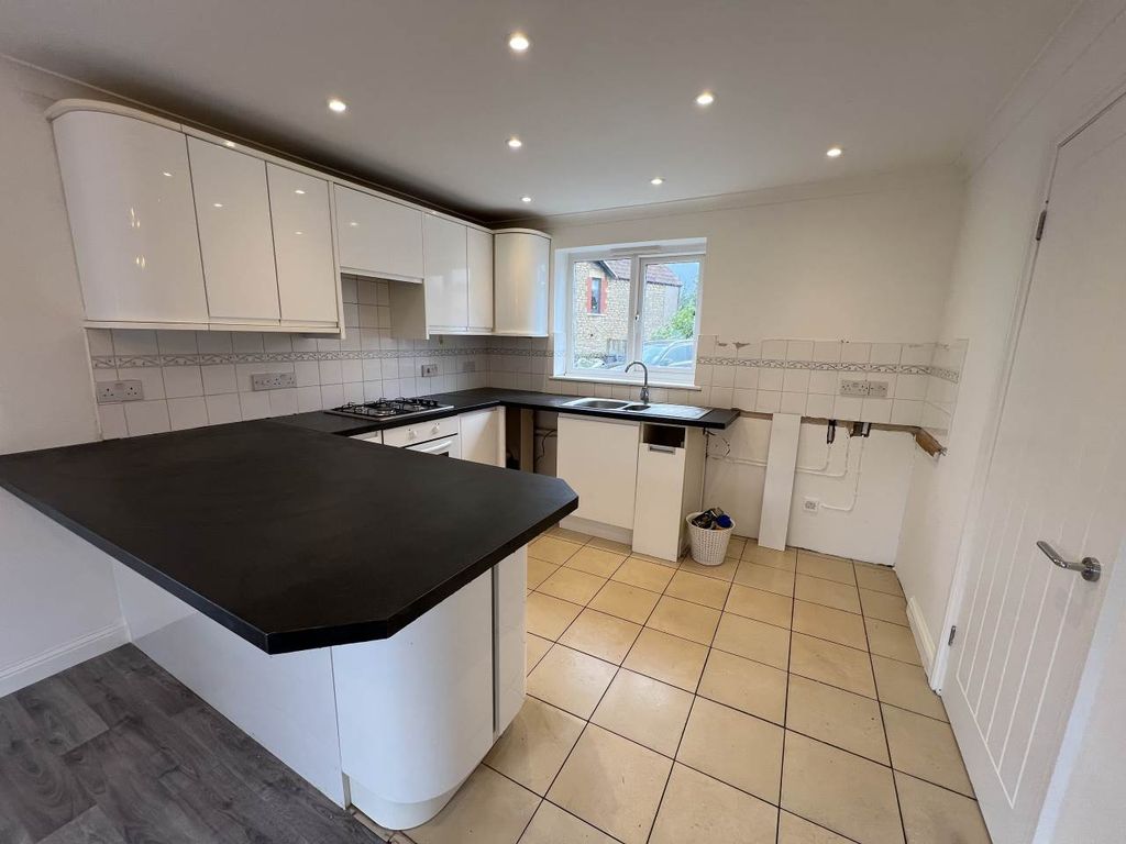 Property photo 2 of 11 Kitchen