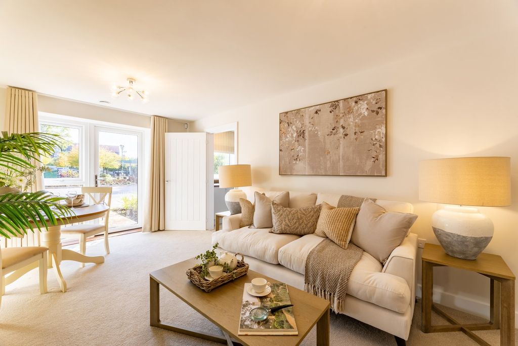 Property photo 3 of 16 Romeo Place - Living Room