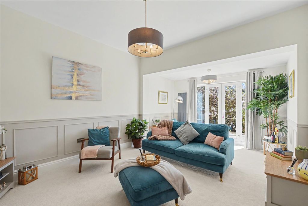 Property photo 2 of 31 Lounge